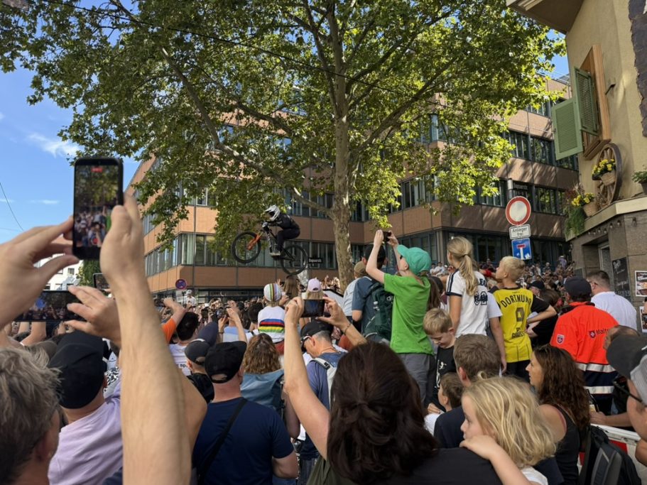 Ein Mountainbiker springt beim Cerro Abajo in Stuttgart vor dicht gedrängtem Publikum.